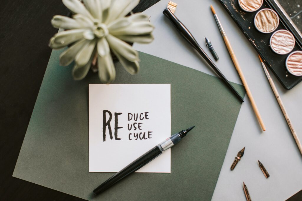 Un post-it con lo slogan "Reduce, Reuse, Recycle" per incentivare l'economia circolare