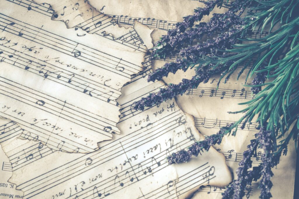Spartiti musicali con rametti di lavanda